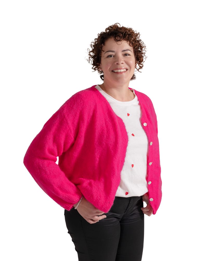 Frieda, consultante en visibilité locale, souriante, en gilet rose
